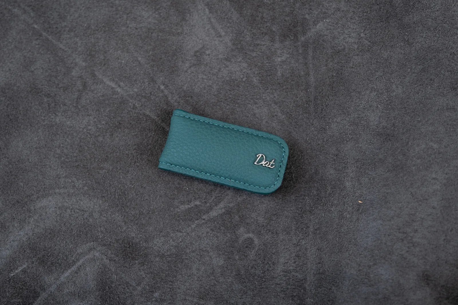 Money Clip Thiết kế Tag Logo/Tên  - Da Togo - Xanh Lá - KOI Leather