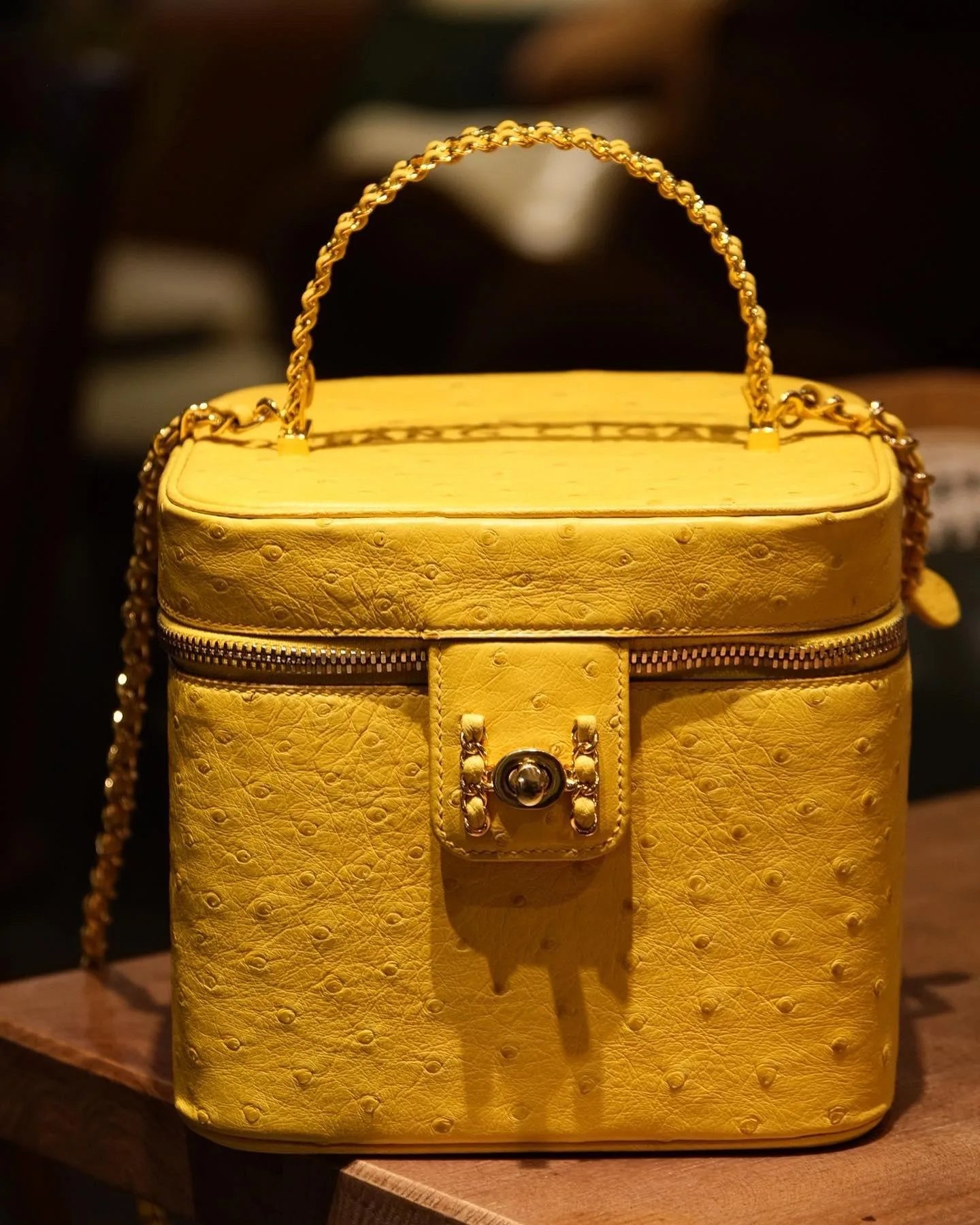 Túi hộp Ostrich vàng với handle được customized - KOI Leather